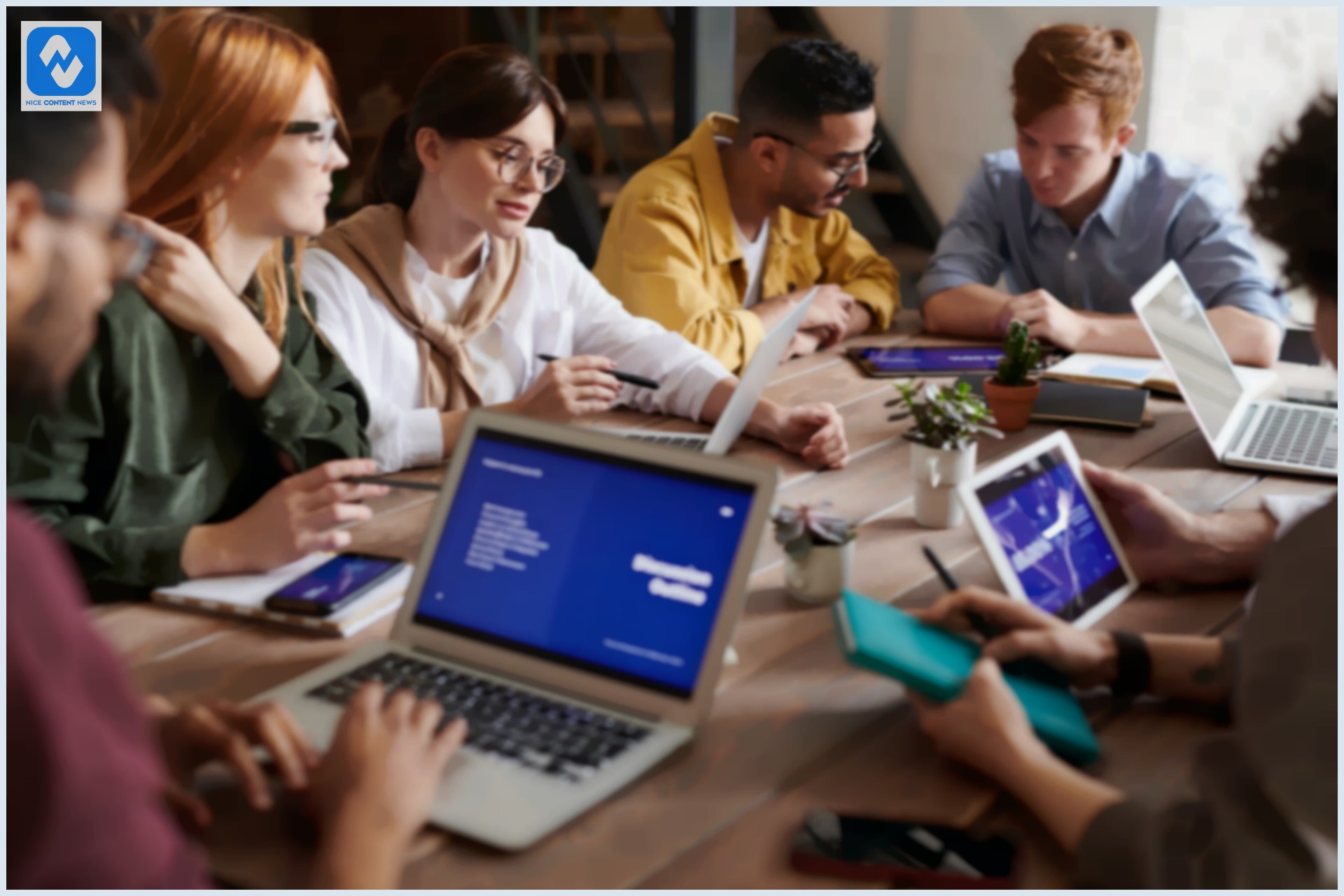O que é upskilling? Entenda mais sobre esse conceito Pessoas reunidas trocando experiências