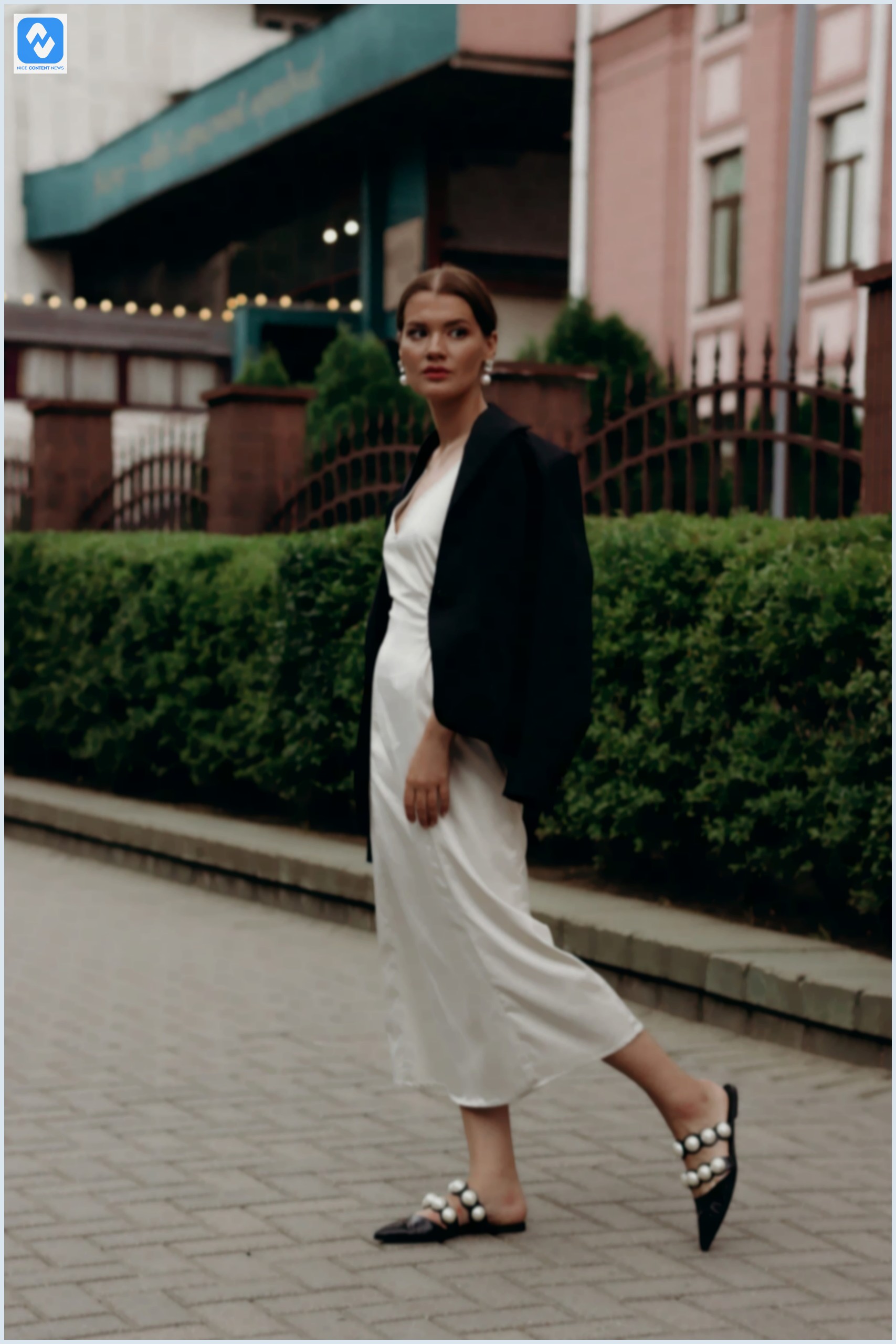 Mulher com vestido longo e casaco