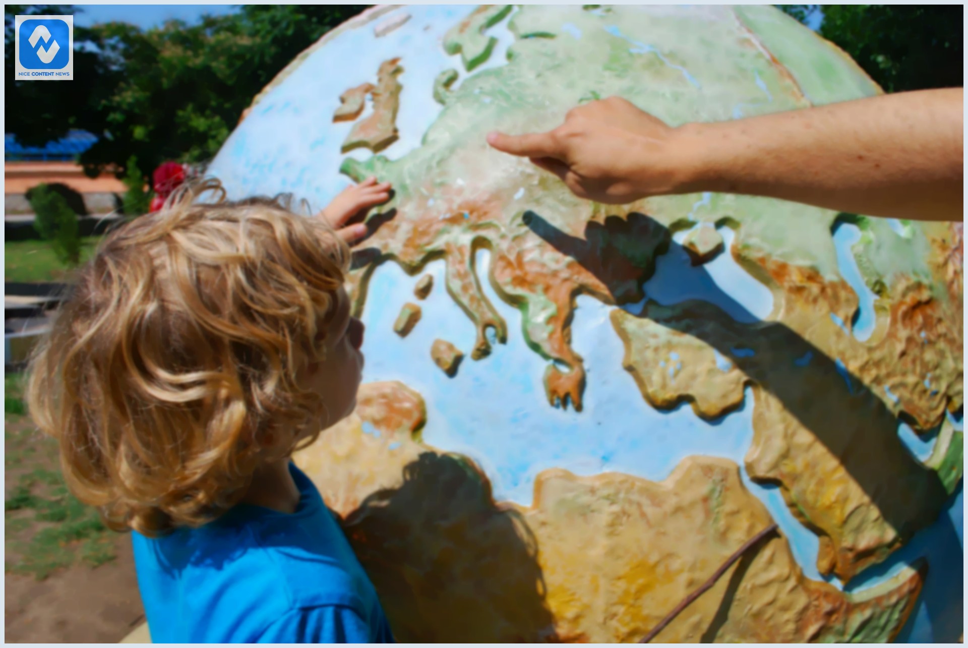 Como viajar sozinha com filho pequeno? Criança olhando para um globo terrestre