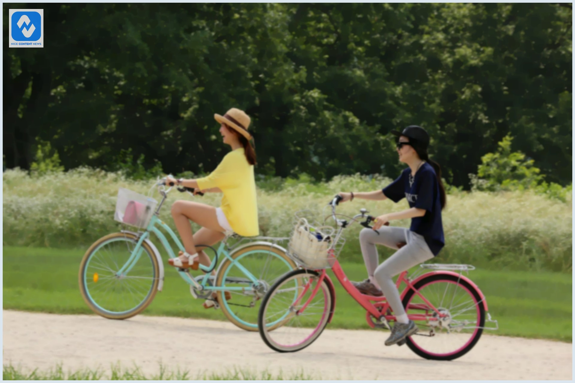 Mobilidade ativa e sustentável Duas mulheres andando de bicicleta