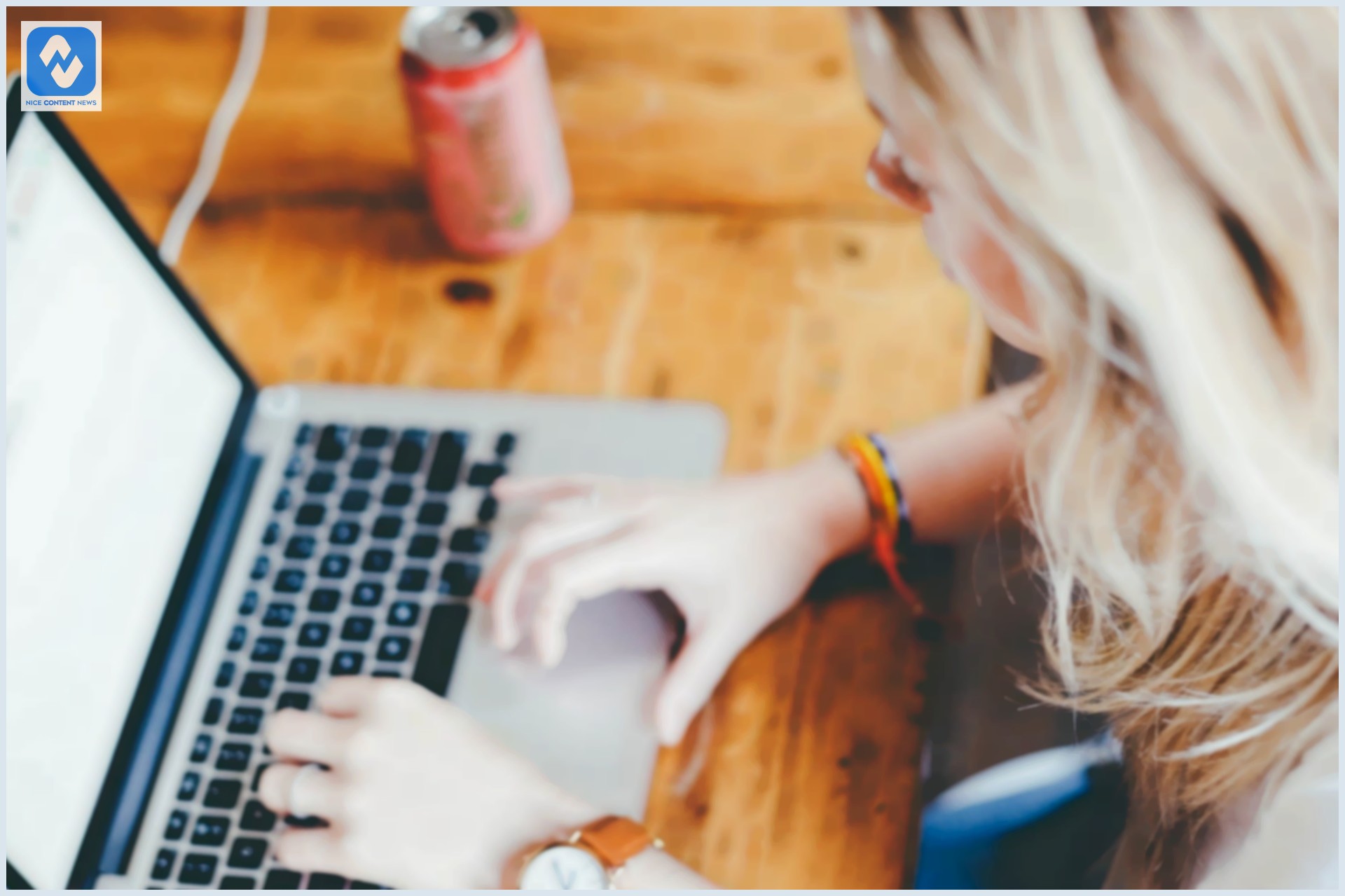 5 melhores plataformas para cursos online que você precisa conhecer Mulher estudando em uma plataforma online de curso