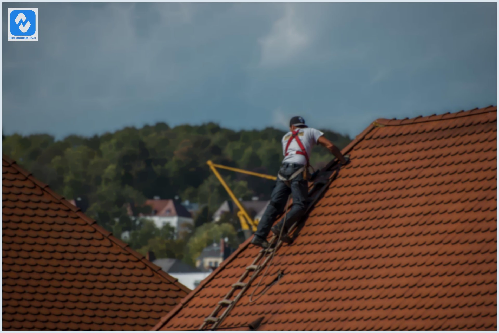 Como é feito o reparo de telhados? Homem reparando um telhado colonial