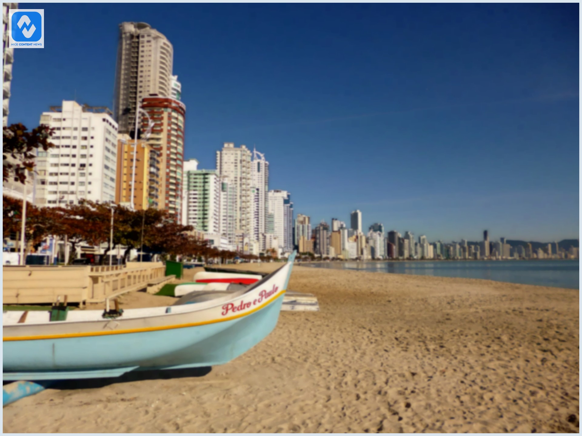 Vários apartamentos em uma praia do Brasil